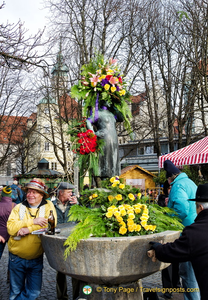 Liesl Karlstadt Memorial Fountain (2370 посета) Memorial Fountain for Liesl Karlstadt, a popular German actress and cabaret performer. Liesl Karlstadt Memorial Fountain